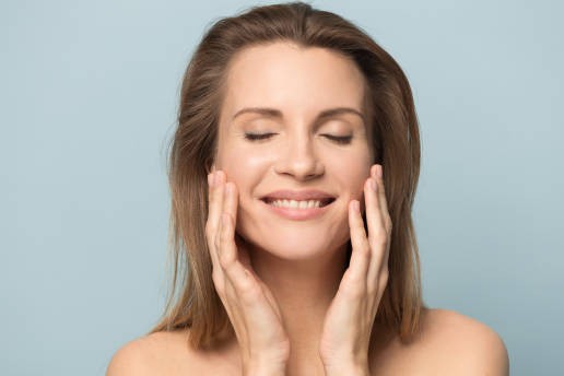 visage femme beauté heureuse cynatine top-crop